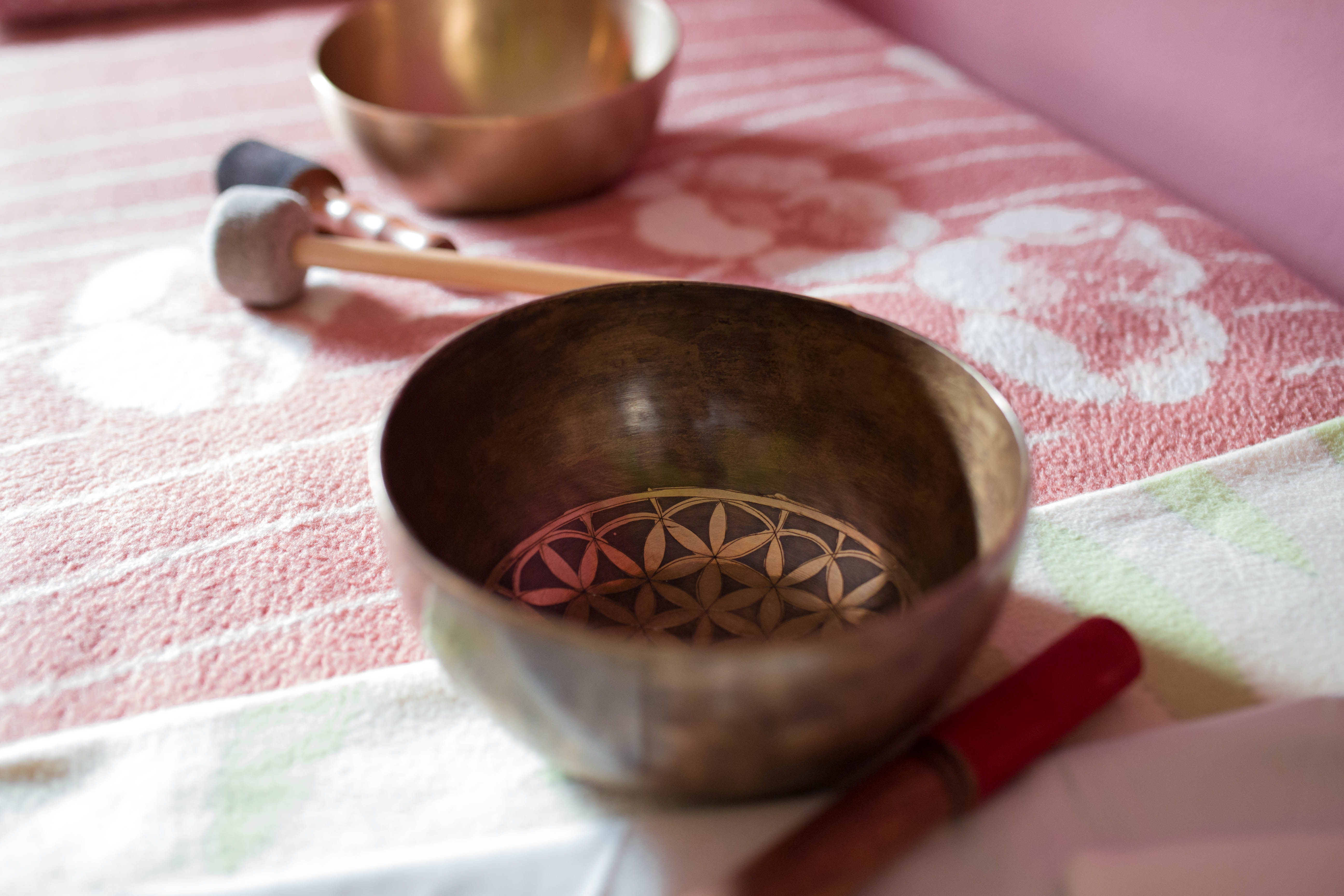 Klangschalen und Schlägel auf der Massage-Liege
